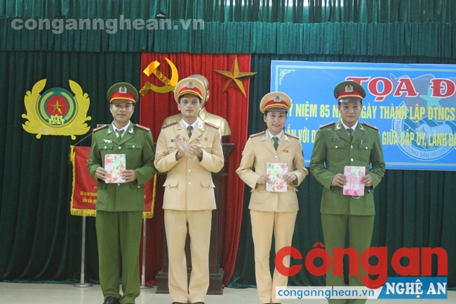 Tặng quà cho các đồng chí trưởng thành đoàn