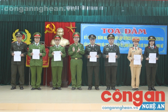 Đồng chí Đại tá Lê Văn Thái tặng quà cho những Đoàn viên có thành tích xuất sắc trong hoạt động đoàn