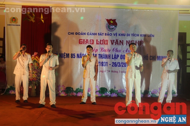 Tốp ca nam đến từ Chi đoàn CSBV Khu di tích Kim Liên