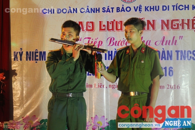 Tiết mục thổi sáo của Cán bộ Tiểu đoàn 38
