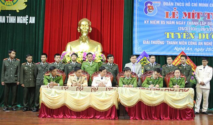 Ký cam kết thi đua tại buổi lễ