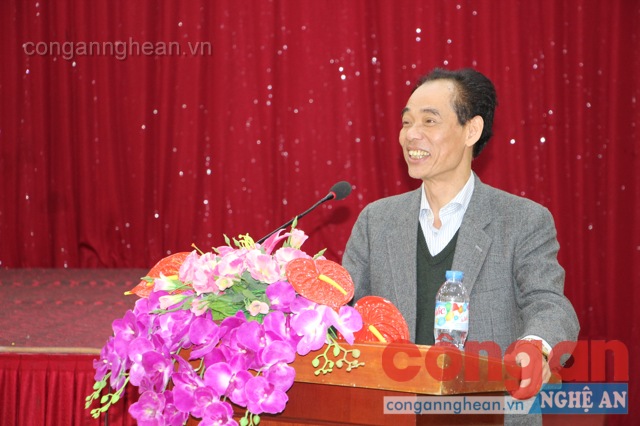 Đồng chí Đại tá Lê Anh Tuấn - Phó Chánh Văn phòng Nhân quyền Chính phủ, Phó Cục trưởng Cục A74, Bộ Công an trình bày chuyên đề về công tác đấu tranh, bảo vệ nhân quyền trong tình hình mới