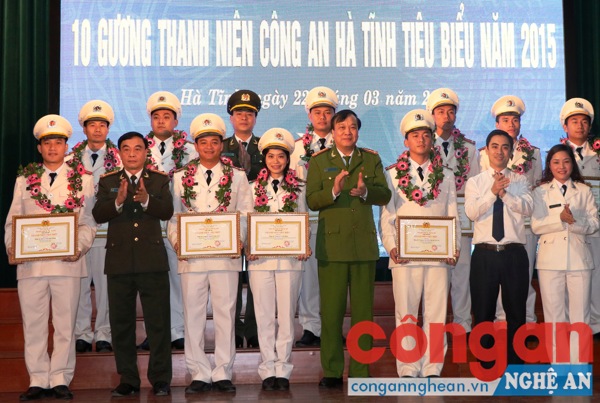  Ban Giám đốc Công an tỉnh tuyên dương 10 thanh niên tiêu biểu năm 2015