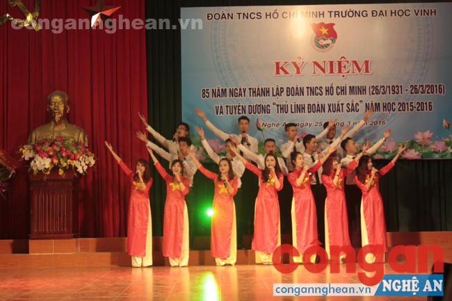 Những tiết mục văn nghệ đặc sắc do đội văn nghệ xung kích của trường biểu diễn