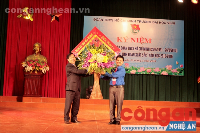 GS, TS Đinh Xuân Khoa, hiệu trường trường ĐH Vinh tặng hoa cho Đoàn trường
