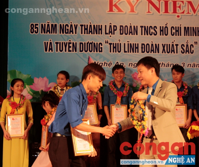 Tặng bằng khen và vòng hoa cho các thủ lĩnh Đoàn xuất sắc