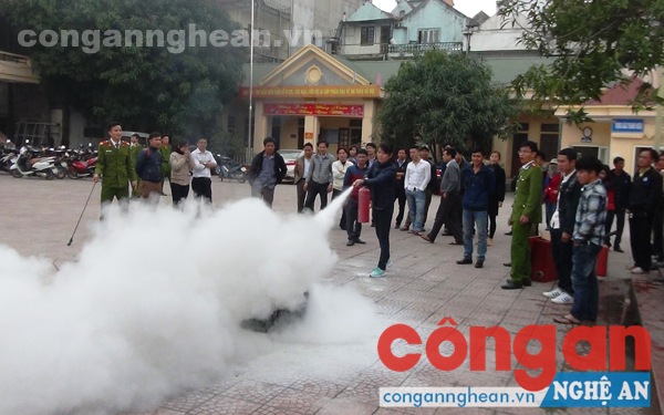 Bồi dưỡng kiến thức PCCC cho tiểu thương Trung tâm thương mại chợ Vinh