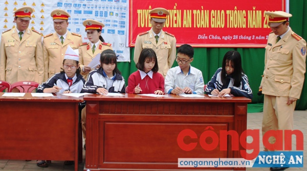 Các học sinh ký cam kết