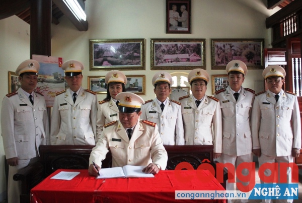 Dâng hoa, dâng hương và viết lưu bút vào sổ vàng lưu niệm tại Khu tưởng niệm Cố Bộ trưởng Trần Quốc Hoàn