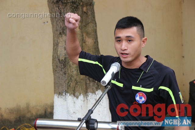 Đại diện tổ trọng tài lên tuyên thệ