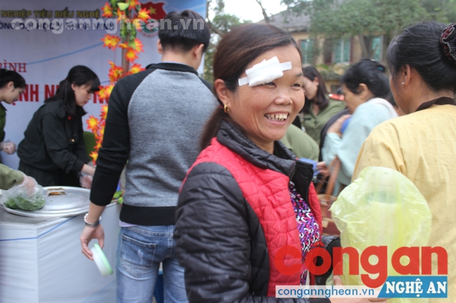 Nụ cười của một bệnh nhân khoa ung bướu khi nhận được sự sẻ chia ân cần của các chiến sĩ Công an