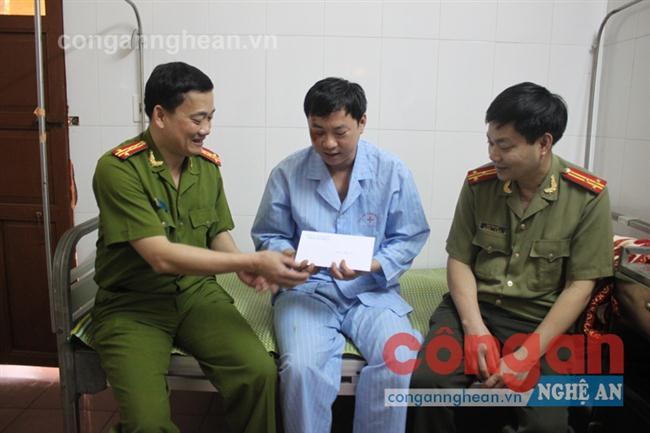 Thăm, tặng quà chiến sĩ Công an bị thương khi làm nhiệm vụ
