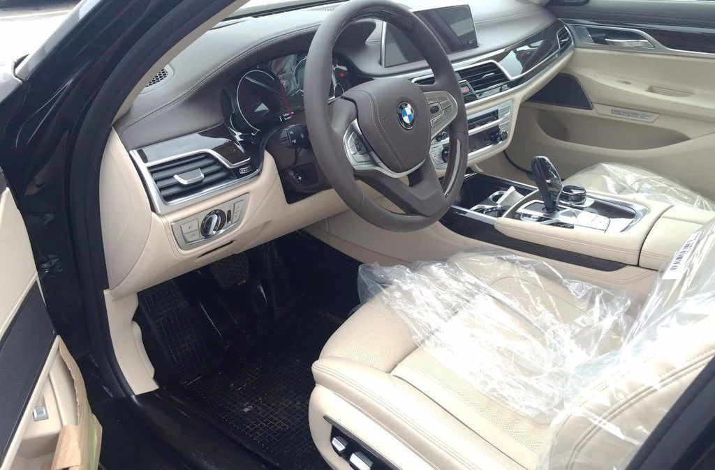 BMW 750Li hoàn thành nhiệm vụ tăng tốc từ 0-100km/h trong vòng 4,4 giây trước khi đạt vận tốc tối đa 250km/h.
