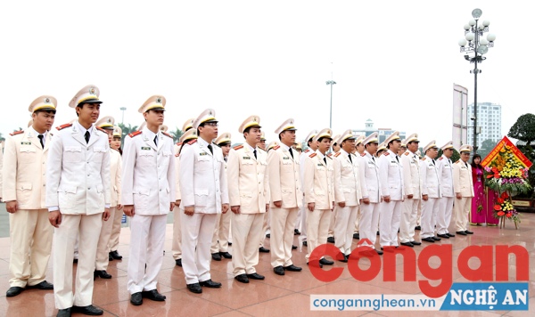 Nhân kỷ niệm 70 năm Ngày truyền thống lực lượng Tham mưu CAND, Phòng Tham mưu Công an Nghệ An dâng hoa báo công lên Bác tại Quảng trường Hồ Chí Minh - Ảnh: Minh Khôi