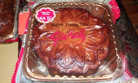 Chiếc bánh trung thu ghi rõ ngày sản xuất 06-9-2015 và hạn sử dụng ngày 25-9-2015 nhưng đến ngày phát hiện 4-4-2016 vẫn không mốc hỏng.