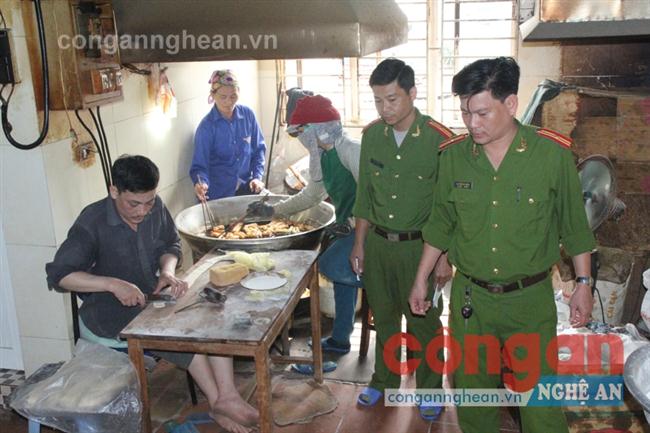 Lực lượng Công an kiểm tra cơ sở sản xuất quẩy