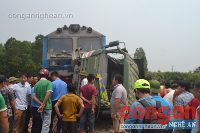 Tàu hỏa đâm xe tải, đường sắt Bắc - Nam ách tắc