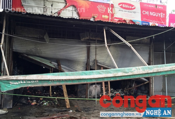 Cửa hàng bách hóa bốc cháy trong đêm