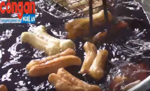 Cận cảnh chảo dầu rán quẩy đen kịt