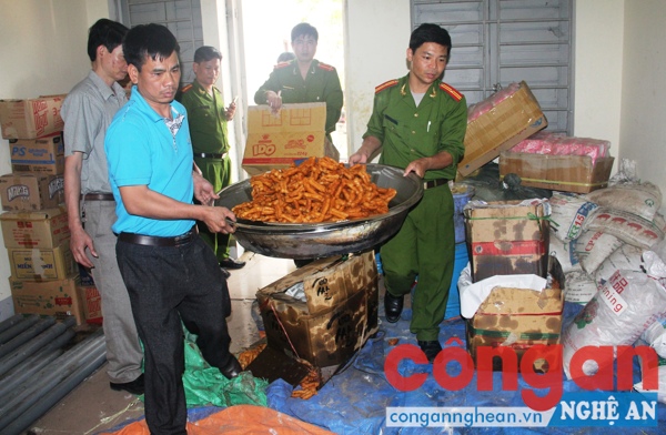 Phòng Cảnh sát môi trường phát hiện cơ sở sản xuất quẩy sử dụng hóa chất không rõ nguồn gốc - Ảnh: Hằng Nga