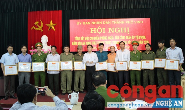 Đồng chí Nguyễn Hoài An, Chủ tịch UBND thành phố Vinh trao giấy khen cho các tập thể và cá nhân có thành tích xuất sắc trong đợt thi đua