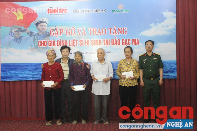 Trao quà cho thân nhân liệt sĩ đảo Gạc Ma