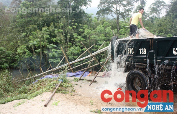Lợi dụng chủ trương nông thôn mới để khai thác cát ồ ạt