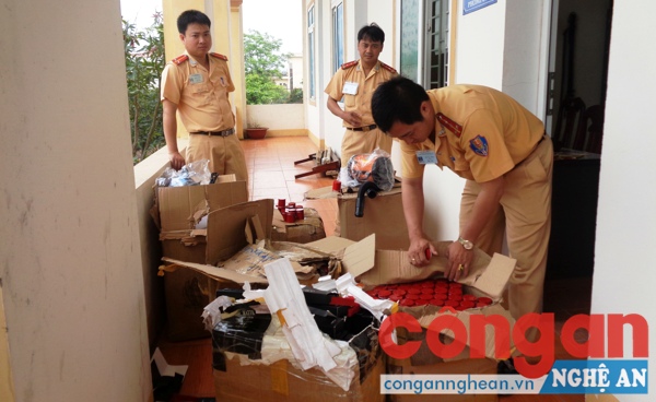 Tạm giữ lô hàng mỹ phẩm không rõ nguồn gốc