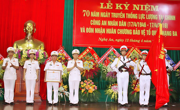 Phòng Tài chính Công an Nghệ An đón nhận Huân chương Bảo vệ Tổ quốc hạng Ba