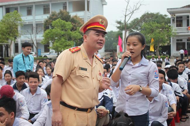 Một em học sinh trả lời câu hỏi tình huống của Cảnh sát giao thông