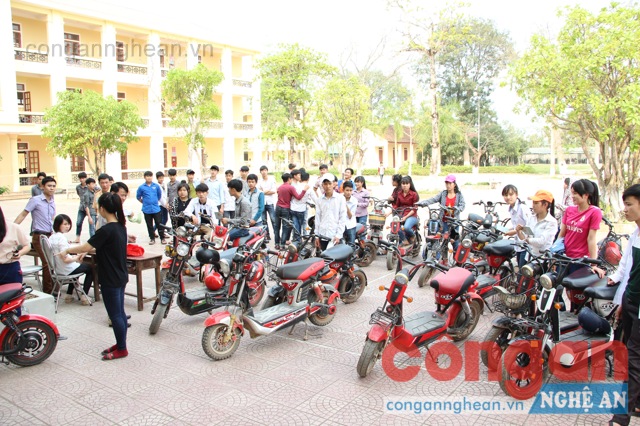 Học sinh Trường THPT Phan Thúc Trực mang xe mô tô điện, gắn máy điện đến đăng ký