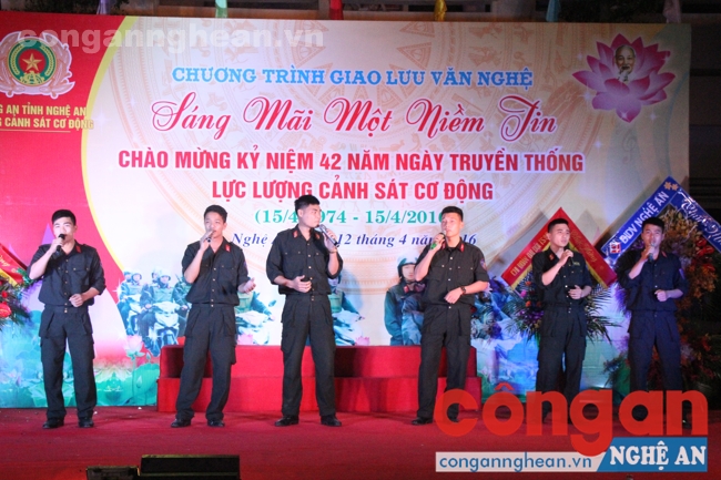 Tiết mục tốp ca nam của Đoàn cơ sở Phòng Cảnh sát cơ động