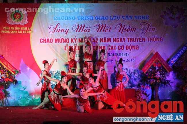 Tiết mục múa đầy tính nghệ thuật của Đoàn trường mầm non Hoa Sen