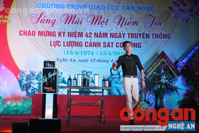 Ảo thuật gia Sky Nguyễn mang đến những màn ảo thuật hấp dẫn tại buổi giao lưu