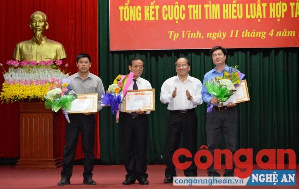 Ông Lê Phúc Ân, Chủ tịch Liên minh HTX tỉnh trao giải cho các tập thể, cá nhân có bài dự thi xuất sắc