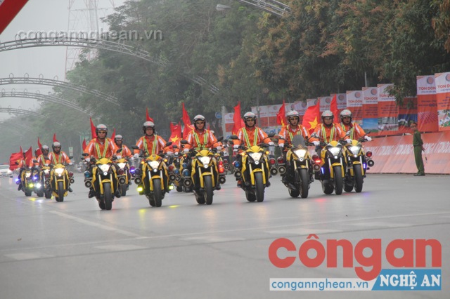 Lực lượng bảo vệ đường đua làm nhiệm vụ dẫn đường