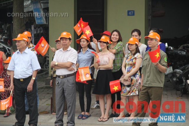 Với vòng đua tại TP Vinh thu hút được nhiều người dân đến xem và cổ vũ