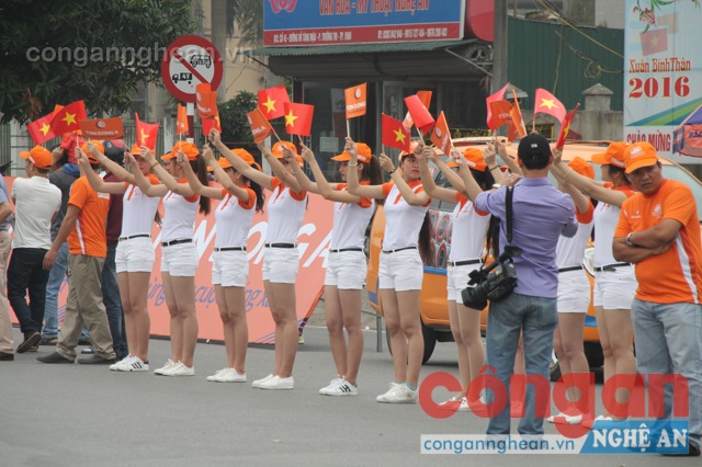 Đội tình nguyện cỗ vũ chp các tay đua sau mỗi vòng