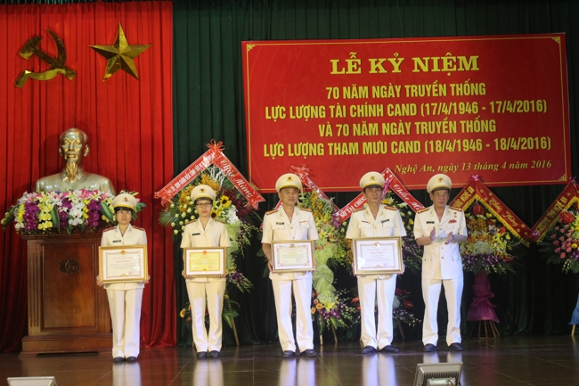 Trao tặng Bằng khen của Bộ Công an, Cục Tài chính, UBND tỉnh cho các tập thể, cá nhân có thành tích xuất sắc trong đợt thi đua lập thành tích chào mừng kỷ niệm 70 năm ngày thành lập lực lượng tài chính