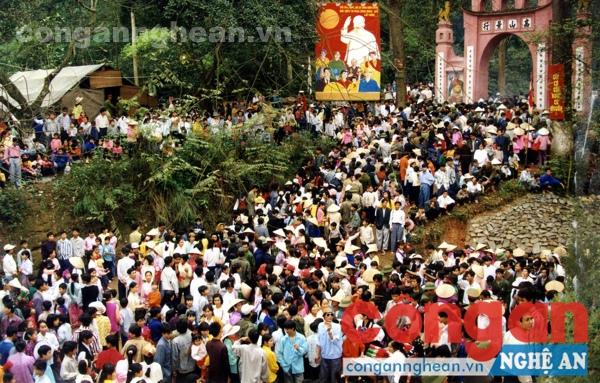Vào dịp 10/3 âm lịch, người dân trên cả nước hành hương về đất Tổ