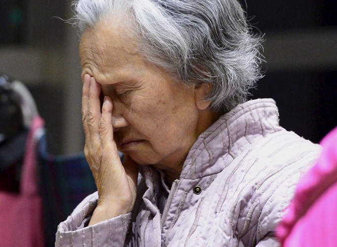 Bà lão đau lòng chờ tin người thân ở nơi trú ẩn.