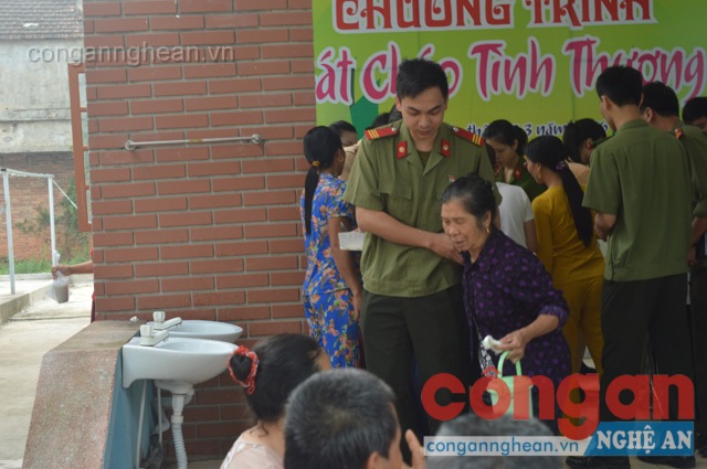 Tận tình hướng dẫn, phát cháo cho bệnh nhân