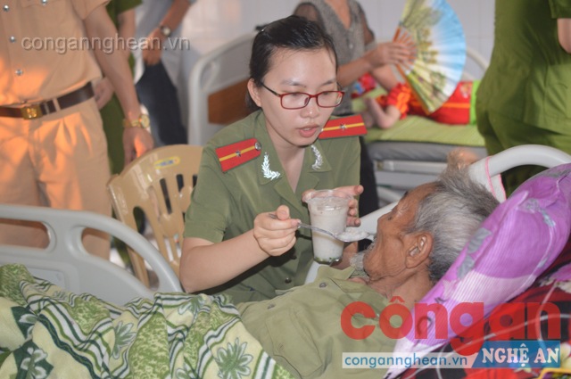 Phát miễn phí 500 bát cháo cho bệnh nhân nghèo