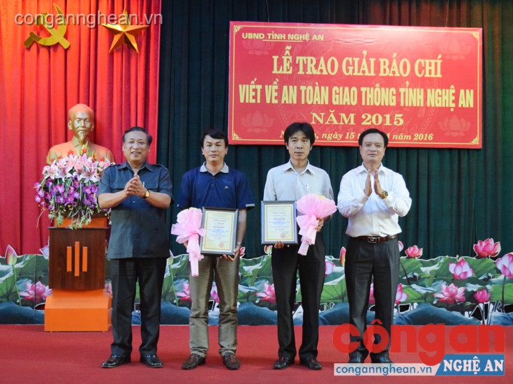 Trao giải nhì cho các tác giả