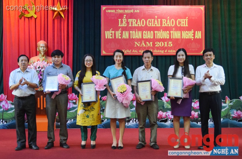 Trao giải 3 cho các tác giả