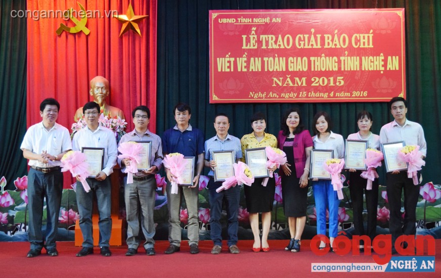 Trao giải báo chí viết về ATGT Nghệ An năm 2015