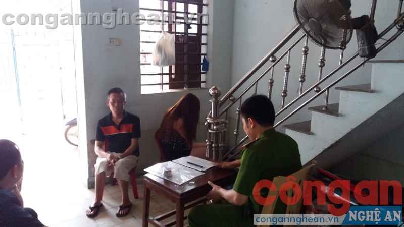 Lực lượng công an làm việc với chủ nhà nghỉ