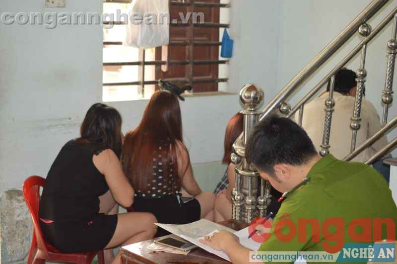 Lấy lời khai của các đối tượng mua bán dâm