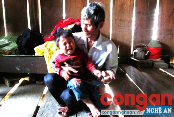 Ông Cụt Phò Quyên cùng cháu nhỏ với nỗi đau mất 3 đứa con ruột