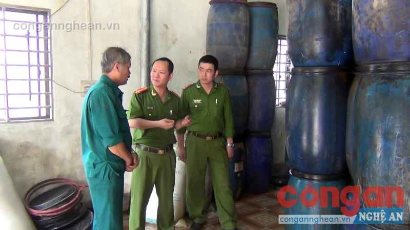 Lực lượng chức năng kiểm tra kho chứa măng của cơ sở